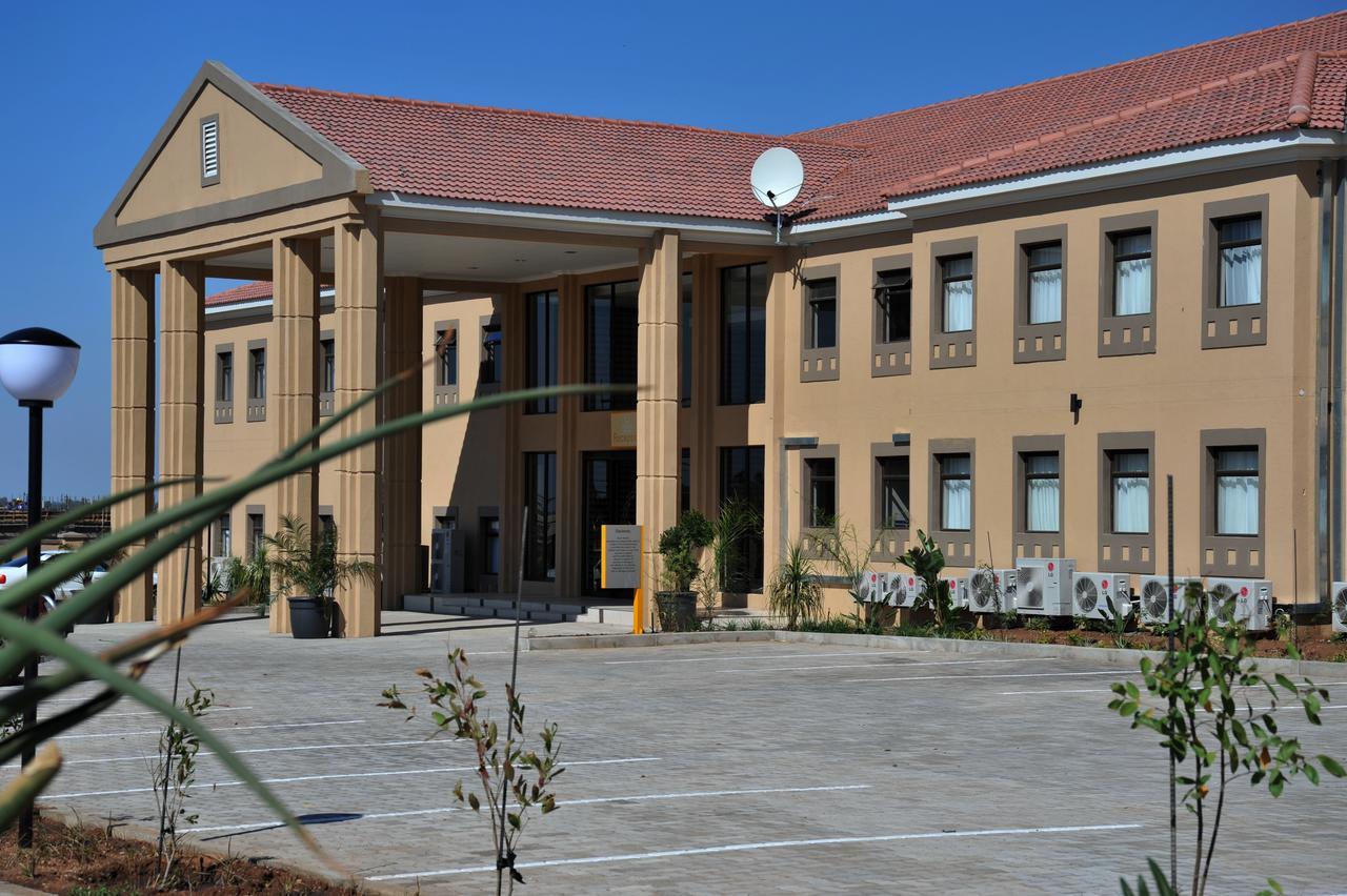 Cresta Mahalapye Hotel Exterior photo